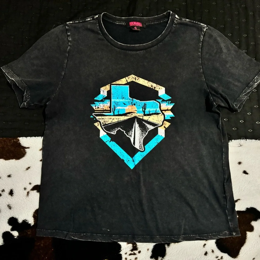 T-Shirt - Picture 1 of 5